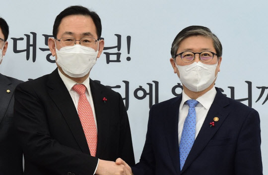 주호영(왼쪽) 국민의힘 원내대표가 19일 국회에서 예방한 변창흠 국토교통부 장관과 악수하고 있다. <연합뉴스>